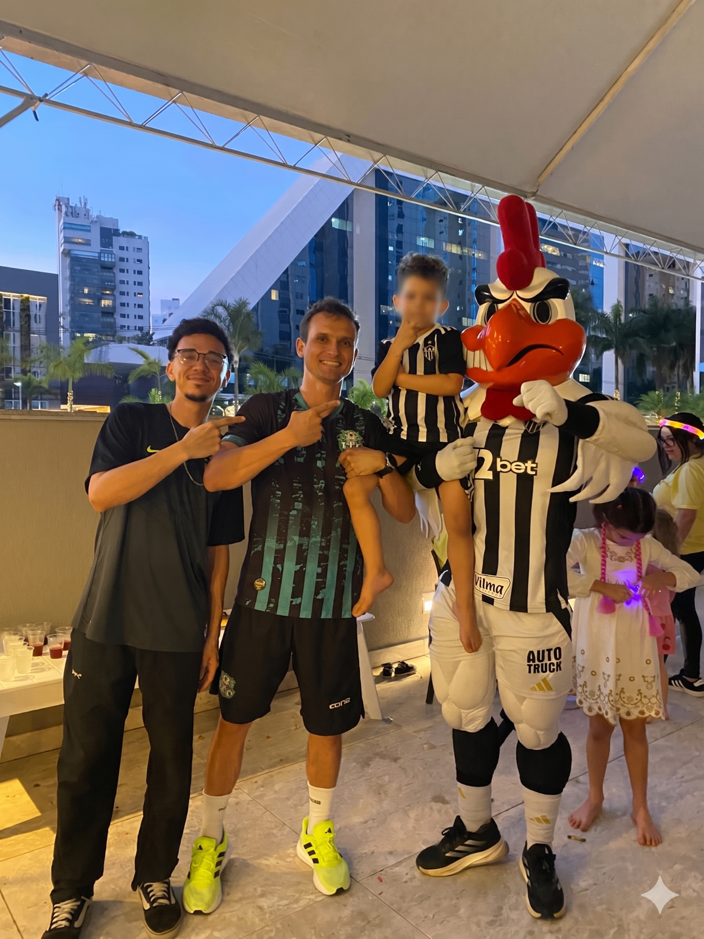 Equipe JT Esportes com o mascote Galo em um evento