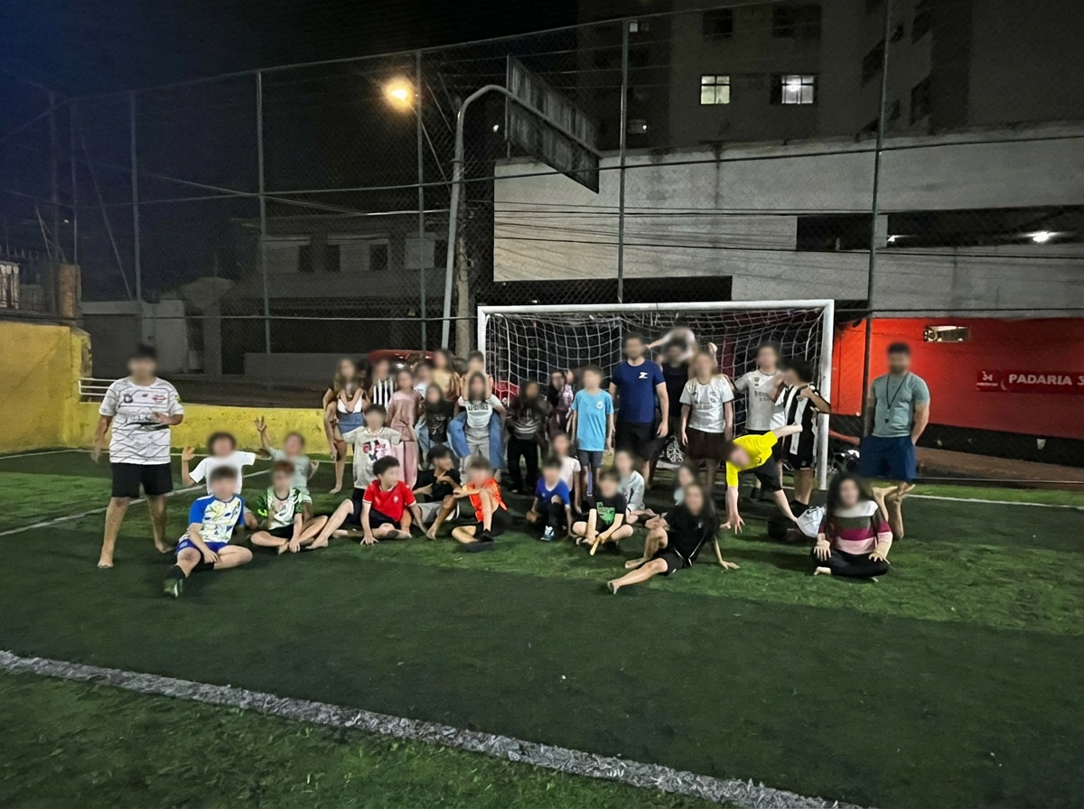 Turma reunida na quadra após a recreação